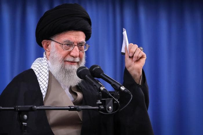 Irani do të falë 50 mijë të dënuar në 40-vjetorin e Revolucionit Islamik