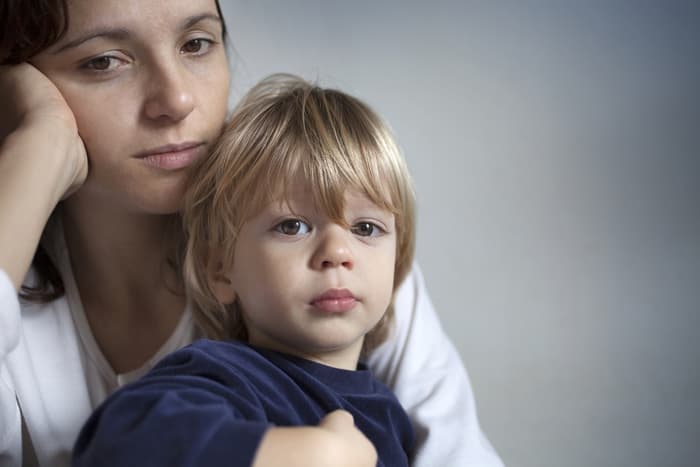 Studimi: Mos ua fshihni kurrë fëmijëve emocionet negative