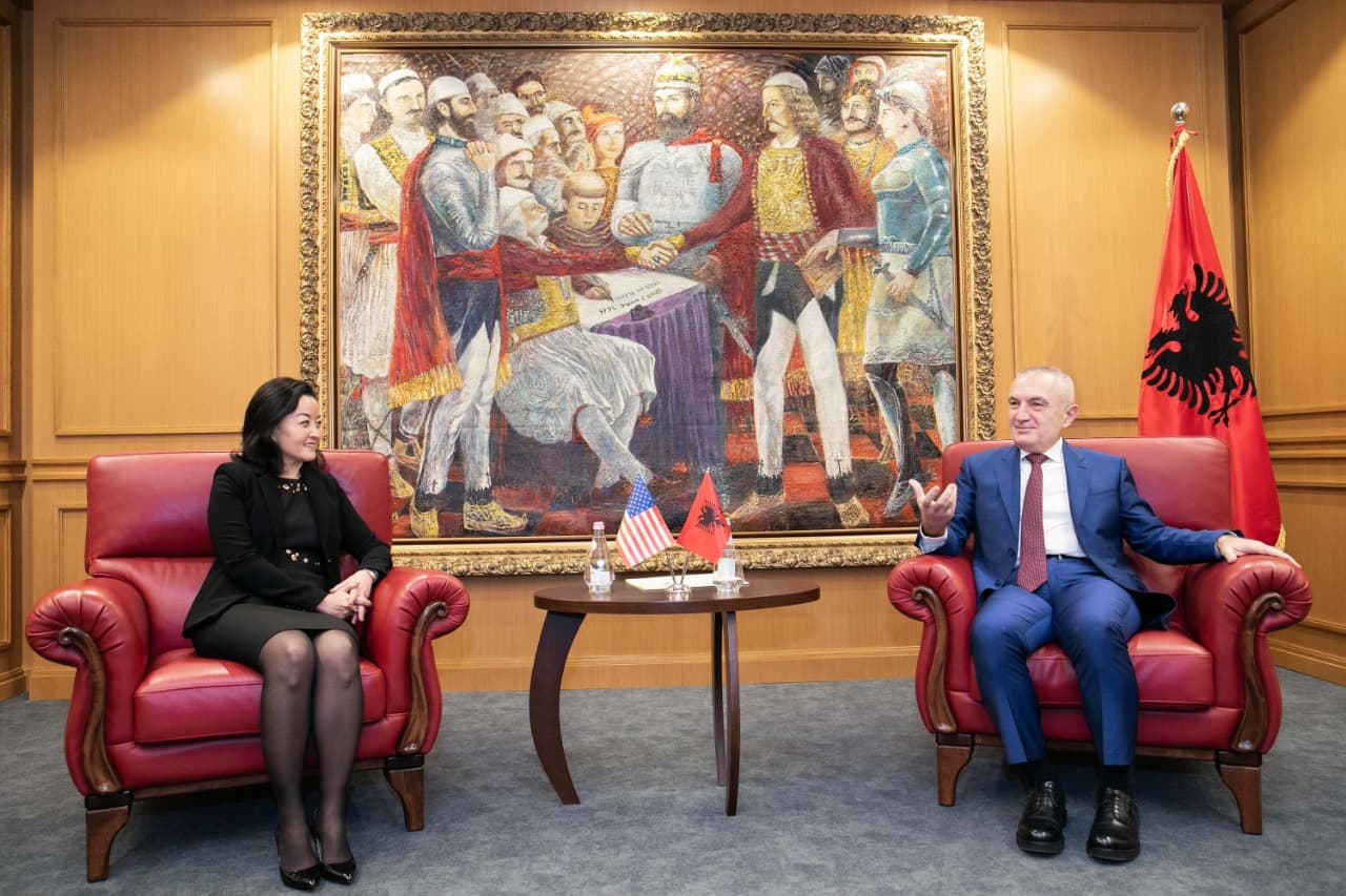Yuri Kim te presidenti, dorëzon letrat kredenciale