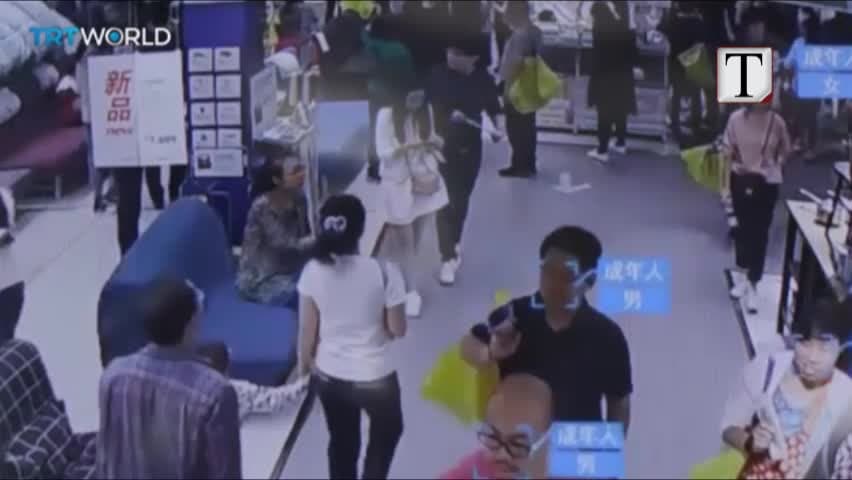 Kina, postera kundër spiunëve: Ruhuni nga “flokëkuqët” (VIDEO)