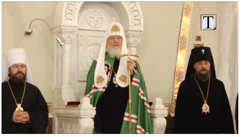 Mbahet meshë për nder të patriarkut rus në Tiranë (VIDEO)