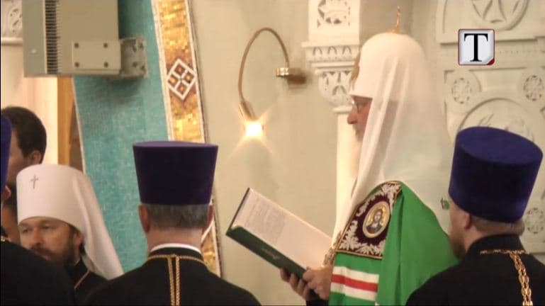 Patriarku i Rusisë mbërrin në Tiranë nën masa të rrepta sigurie (VIDEO)