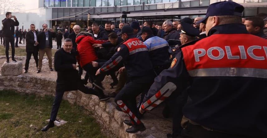 Incidenti para Parlamentit, protestuesi shtyn ministrin Klosi dhe deputetin socialist