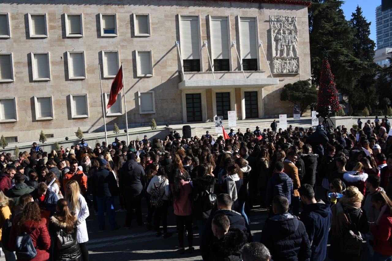 Protesta e studentëve/ Gati drafti i uljes së tarifave, por Rama ngul këmbë te dialogu (VIDEO)