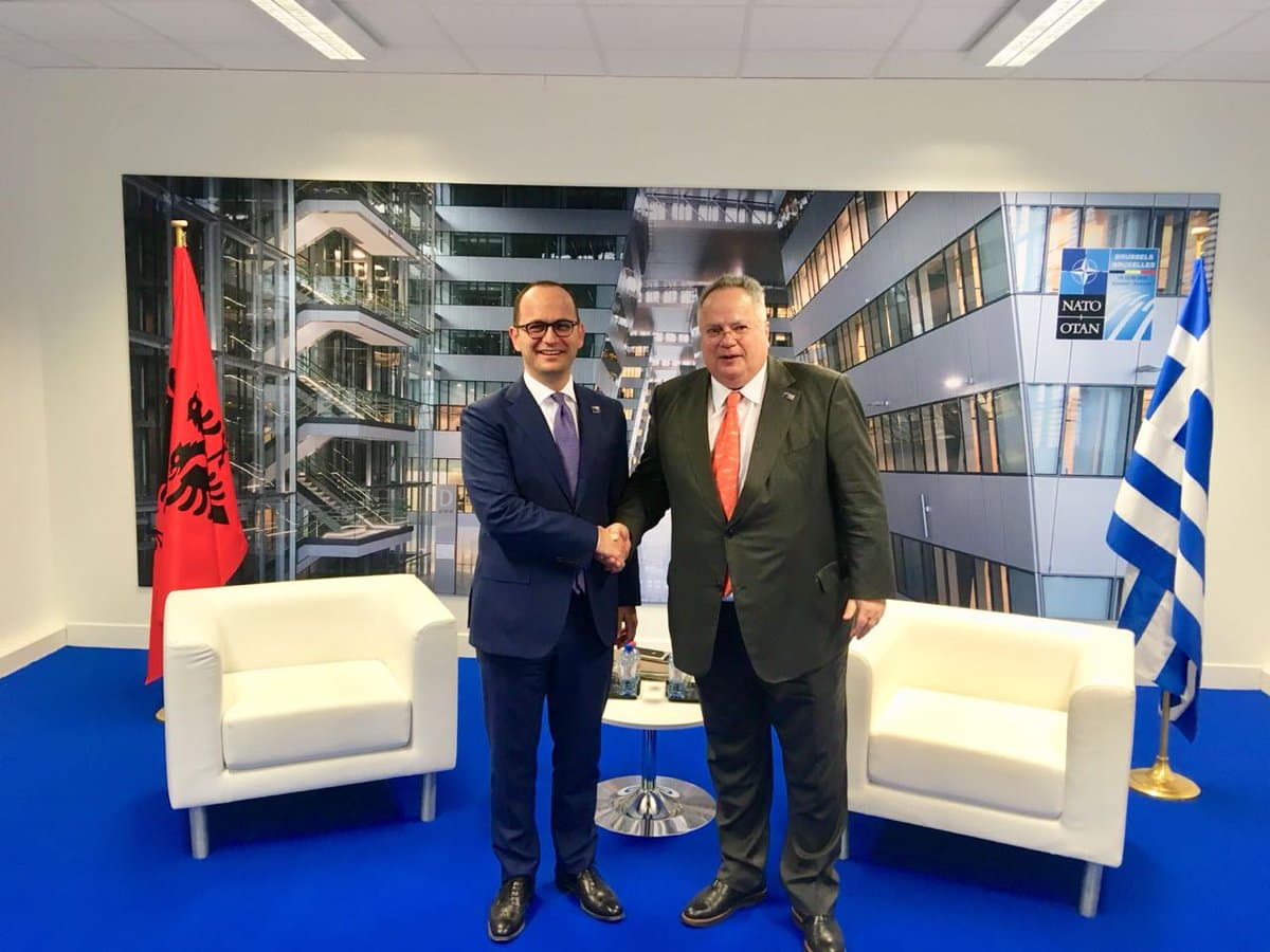 Bushati takohet me Kotzias gjatë Samitit të NATO-s në Bruksel