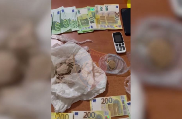 Kapet me heroinë dhe kokainë në banesë, arrestohet 40-vjeçari në Elbasan