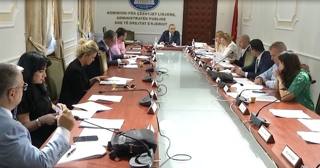 Komisioni i ligjeve/ PS tërhiqet nga imuniteti i deputetëve