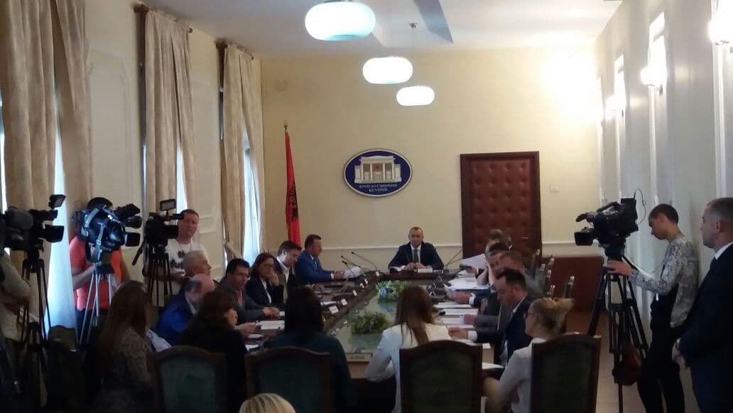 Mandati i Llallës përplas maxhorancën me opozitën te Komisioni i Ligjeve