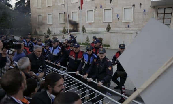 BE në Tiranë dënon dhunën në protestën e opozitës