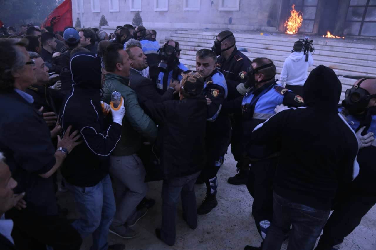 Protesta/ Arrestohen 7 persona dhe 22 të tjerë procedohen në gjendje të lirë  