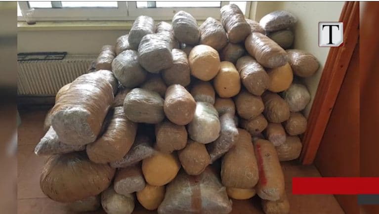 Korrupsion e 142 kg drogë, kapen 3 shqiptarë (VIDEO)
