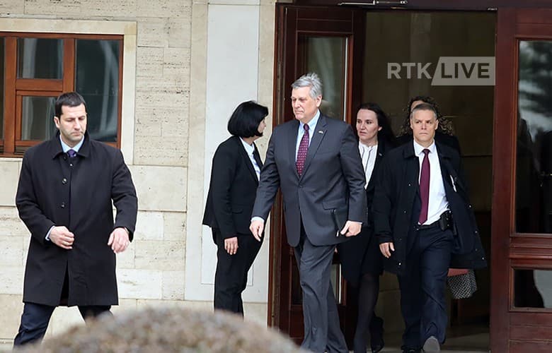 Takimi për taksën 100%, ambasadori amerikan largohet duke përplasur derën