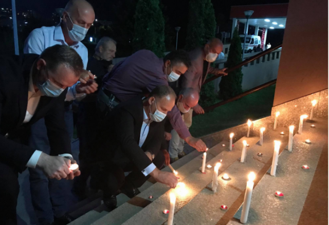 Mes qirinjsh të ndezur nderohen 13 mjekët që humbën jetën nga Covid-19 në Kosovë (VIDEO)