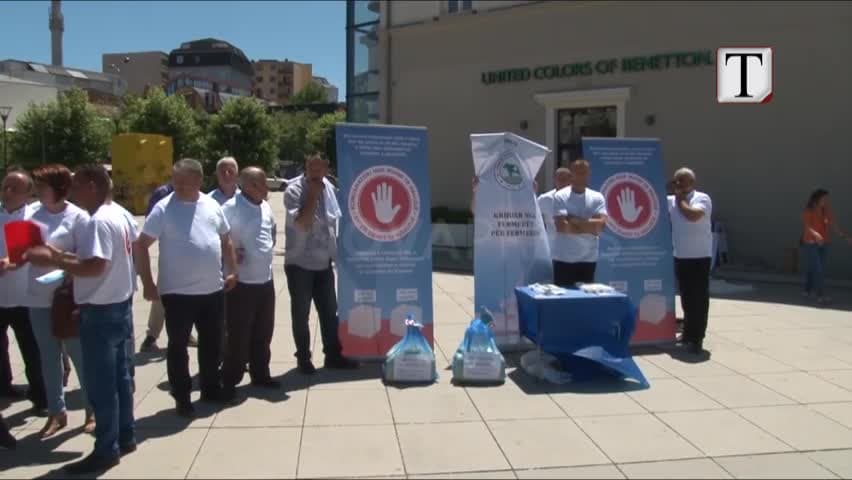 Kosovë, fermerët protestë: Mos importoni vaj palme (VIDEO)