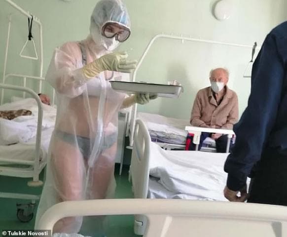 Infermierja ruse u shërben e zhveshur pacientëve meshkuj