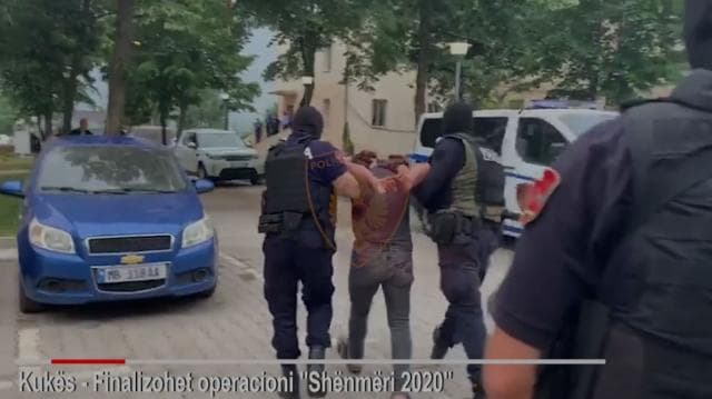   Operacioni anti-drogë në 5 qytete/ Policia: Në pranga 19 persona, mes të arrestuarve dhe 2 policë