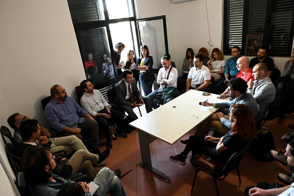    Albin Kurti me përfaqësues të VV në Tiranë diskuton për formimin e qeverisë së re