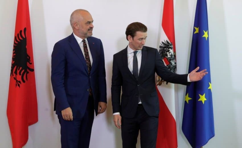 Negociatat/ Rama takohet me kancelarin Kurz: Ndalni emigrantët, bindni të tjerët (VIDEO)