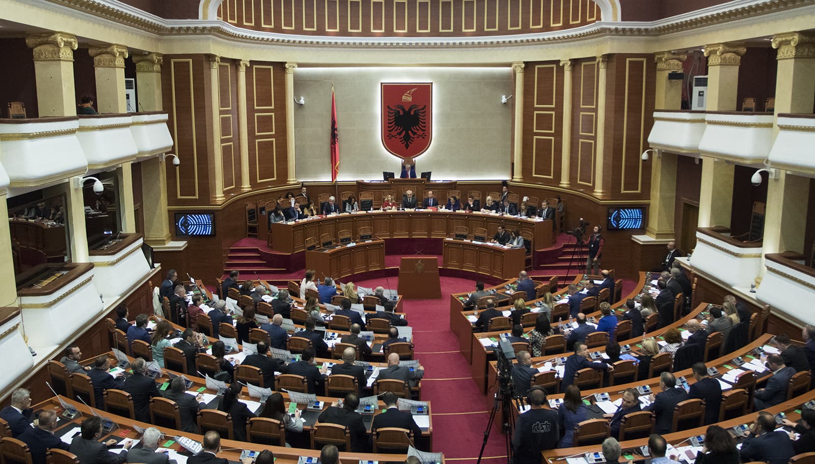 Parlamenti/ Zguri drejt shkarkimit, çfarë do të ndodhë me Llallën?