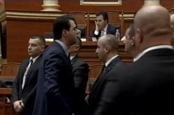 Deputetët e opozitës bllokojnë foltoren e Kuvendit, Ruçi ndërpret seancën