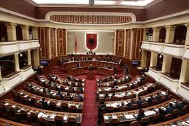 Kuvendi kërkon nga DAP ndëshkimin e nënpunësve civilë që shkelën ligjin duke u përfshirë në fushatën elektorale (FOTO)