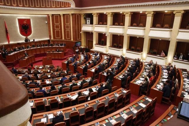 Maxhoranca dhe opozita e re rrëzojnë në Kuvend dekretet e Metës