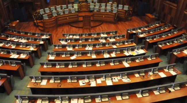 Me 89 vota pro shpërndahet Kuvendi i Kosovës, Presidenti më pas shpall zgjedhjet e parakohshme (VIDEO)