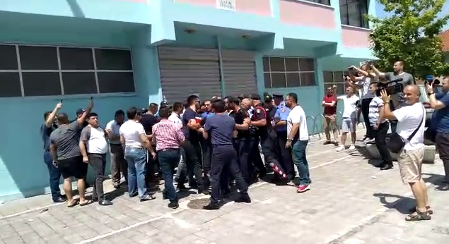 Sërish përplasje mes policisë dhe përfaqësuesve të bashkisë në KZAZ në Shkodër