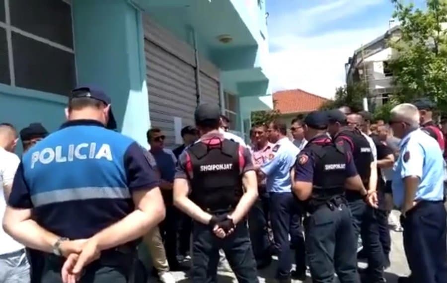 Policia konfliktohet me demokratët në KZAZ në Shkodër