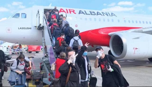         Riatdhesohen nga SHBA mbi 220 qytetarë shqiptarë
