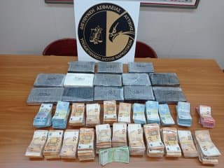 Kapet 14 kg kokainë dhe 287 mijë euro në një kamion në Greqi, arrestohet shqiptari