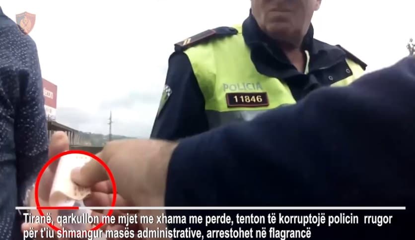 Për t'i shpëtuar gjobës shoferi i jep lekë policit, por përfundon në qeli (VIDEO)
