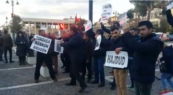 Rama, mbledhje qeverie në Lezhë, pritet me protesta nga një grup qytetarësh