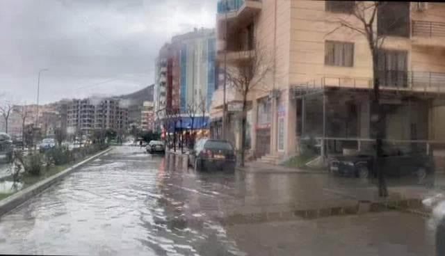 Reshjet përmbytin Lezhën (VIDEO)