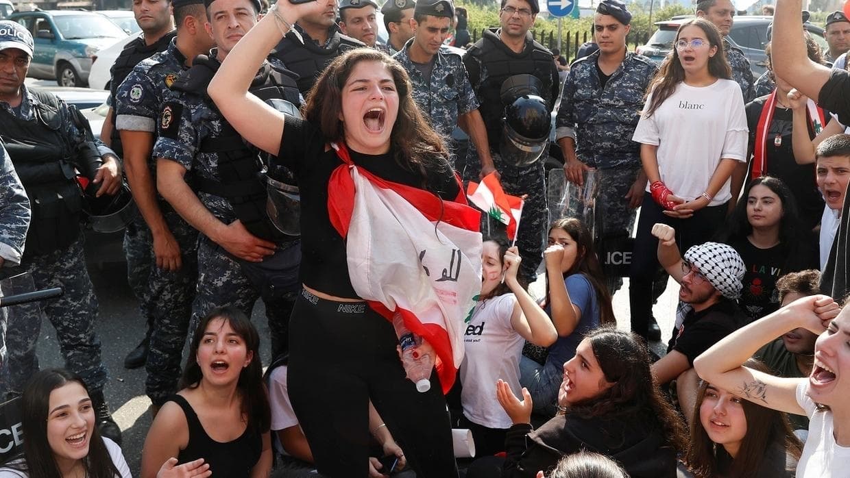 Liban, mijëra studentë dalin në rrugë kundër qeverisë