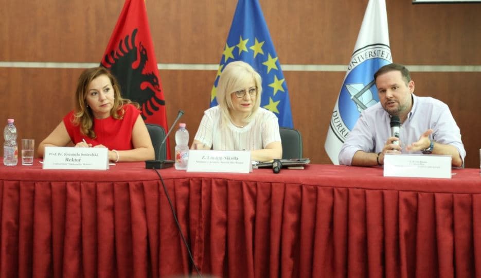 Nikolla, takim me akademikët: Keni në dorë përgatitjen e mësuesve