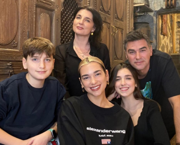 Familja e Dua Lipa zgjedh jugun e Shqipërisë për pushime 