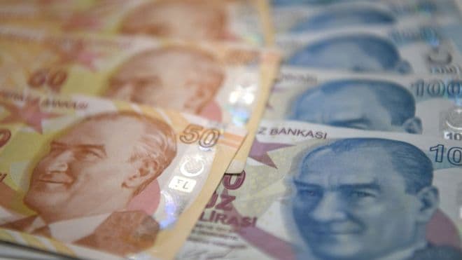 Lira turke përmirësohet pas rritjes emergjente të normës së interesit 