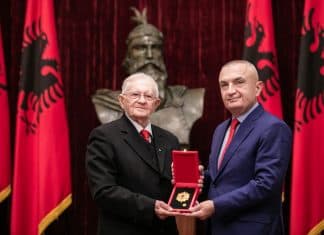 Presidenti Meta dekoron organizatën e veteranëve të Luftës Antifashiste Nacionalçlirimtare
