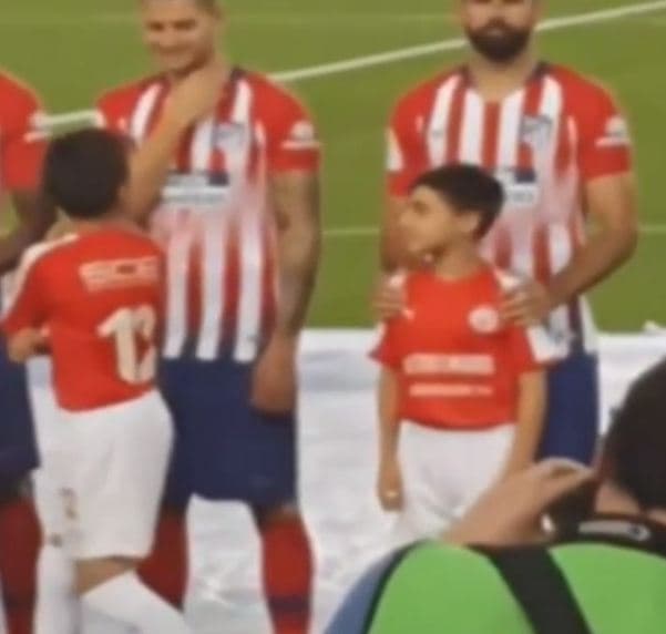 Lojtari i Atletico Madrid ngacmon maskotën (VIDEO)   