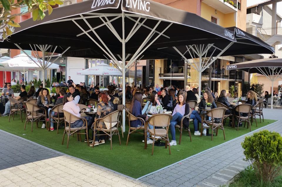 Sondazhi/Të rinjtë shqiptarë më shumë kohë kafeneve