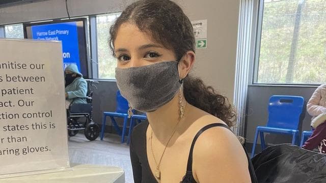 Londër, 16-vjeçarja bëhet e para adoleshente që merr vaksinën