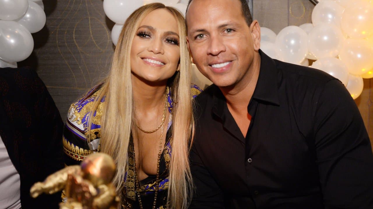 Jennifer Lopez dhuron ushqim për një vit në një shkollë