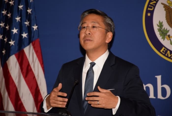 Donald Lu iu përgjigjet kritikëve: Mos fajësoni SHBA e BE, por nisni punën për reformën në drejtësi