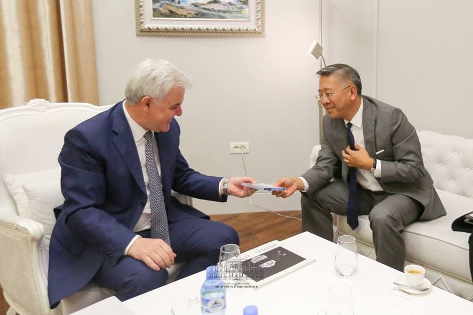 Lu përshëndetet dhe me Xhafaj, diskutojnë për drejtësinë dhe luftën ndaj krimit