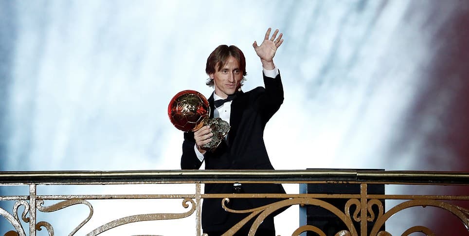 Luka Modriç i jep fund dominimit të Messit dhe Ronaldos, kroati fiton “Topin e Artë” (VIDEO)