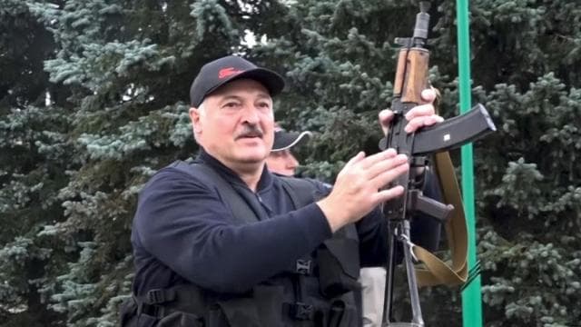 Protestat në Bjellorusi/ Presidenti Lukashenko shfaqet me antiplumb, përshëndet ushtrinë (VIDEO)