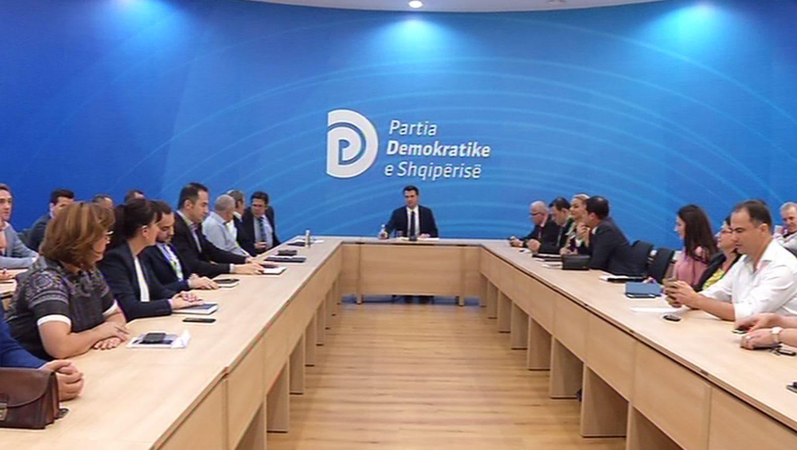 Mbledhja e grupit të PD/ Basha u jep porosi deputetëve për seancën e së enjtes