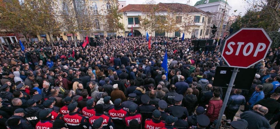 Ndalimi i protestuesve, Basha: Reagim prej frikacaku. Policia e Shtetit i përgjigjet akuzave