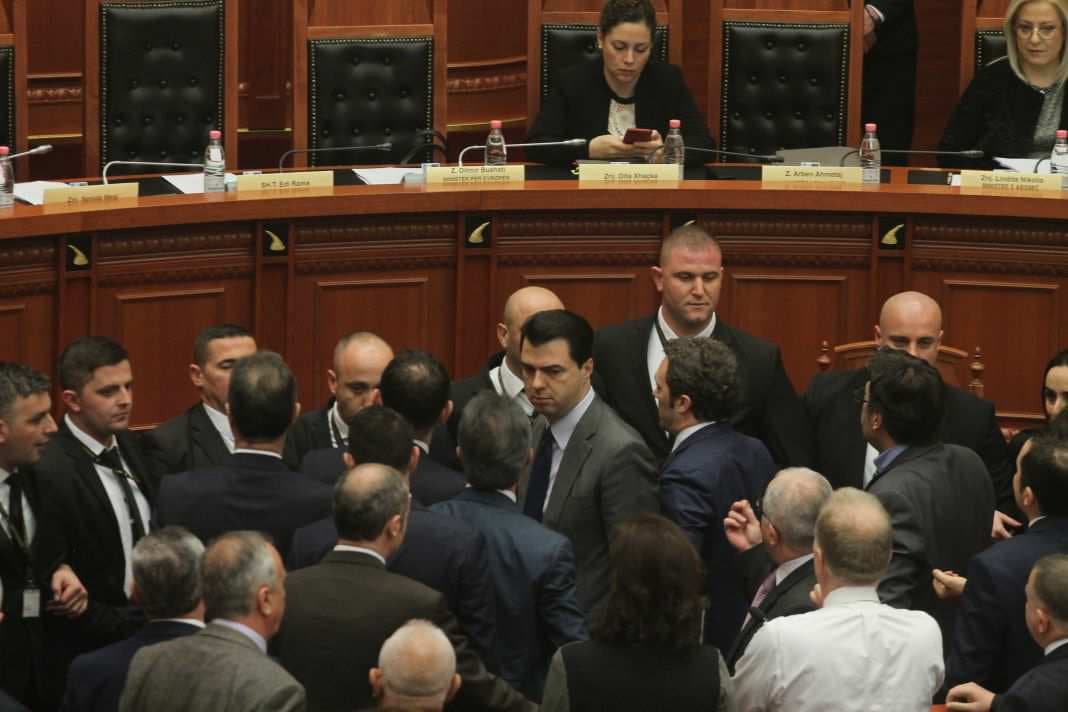 Grupi i PD-së merr vendime të rëndësishme: Senacë dëgjimore me ministrat për skandalet e fundit
